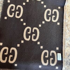 Gucci reversible logo scarf